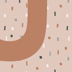 Puede incluir: Ilustraci&oacute;n digital abstracta con una gran forma curva de color &oacute;xido sobre un fondo beige claro. Peque&ntilde;as formas rectangulares blancas, grises, marrones y verde oscuro est&aacute;n dispersas por el fondo. El dise&ntilde;o es minimalista y moderno.