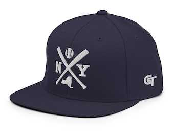 Peut inclure: Une casquette de baseball bleu marine avec une broderie blanche sur le devant représentant deux battes de baseball croisées, une balle, les lettres N et Y, et la silhouette de l'État de New York. Le côté affiche les lettres GT brodées en blanc.