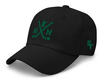 Pode incluir: Boné de beisebol preto com um logotipo bordado em verde que representa tacos de hóquei cruzados e as letras "MN".