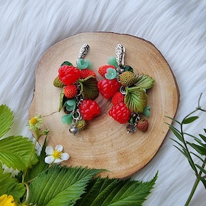 Pendientes de verano con bayas / Frambuesas / Joyería hecha a mano de arcilla polimérica / Regalo único para mujer / Pendientes colgantes