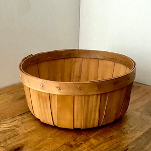 Lege cadeaumand, herfstdecor, opbergmand, boerderijkeuken, boerderij badkamer, ronde mand, fruitmand, mand pikken, fruitmand hout