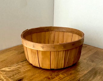 Round Wood Fruit Basket, Farmhouse Kitchen Decor (10"Dx4"H)