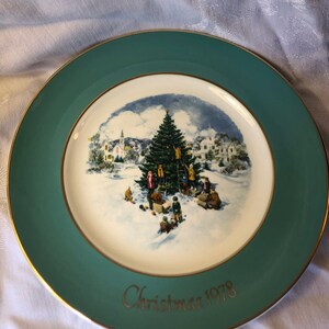 Vintage Trimming the Tree Christmas Plate Series 6th Edition 1978 Enoch Wedgwood for Avon