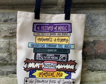 Bolsa de mano con forma de pila de libros de mago