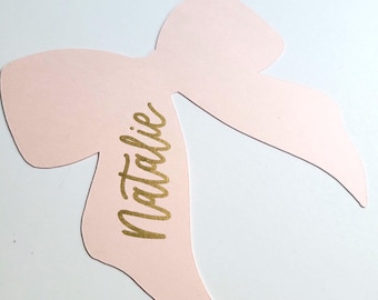 Etiquetas/tarjetas con nombre y lazo de cinta personalizados y escritos a mano