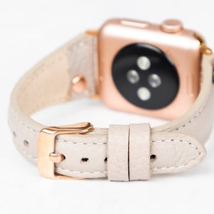 Correa fina de cuero beige con diseño floral para Apple Watch - Compatible con todas las series Apple y Fitbit. Correa de cuero de plena flor para las series 8, 9 y 10. imagen 4