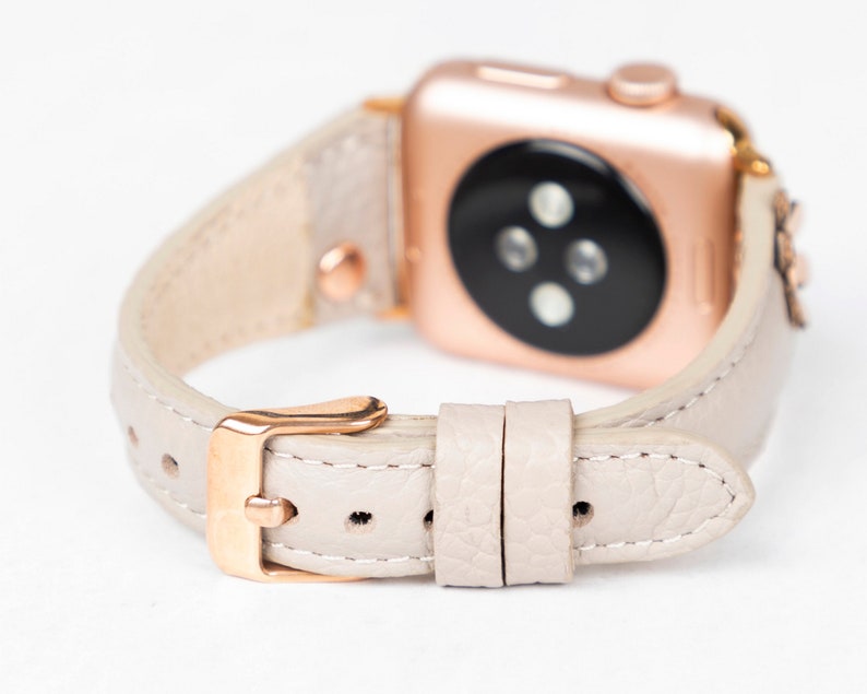 Correa fina de cuero beige con diseño floral para Apple Watch - Compatible con todas las series Apple y Fitbit. Correa de cuero de plena flor para las series 8, 9 y 10. imagen 4