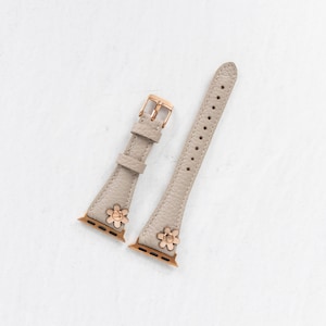 Correa fina de cuero beige con diseño floral para Apple Watch - Compatible con todas las series Apple y Fitbit. Correa de cuero de plena flor para las series 8, 9 y 10. imagen 6