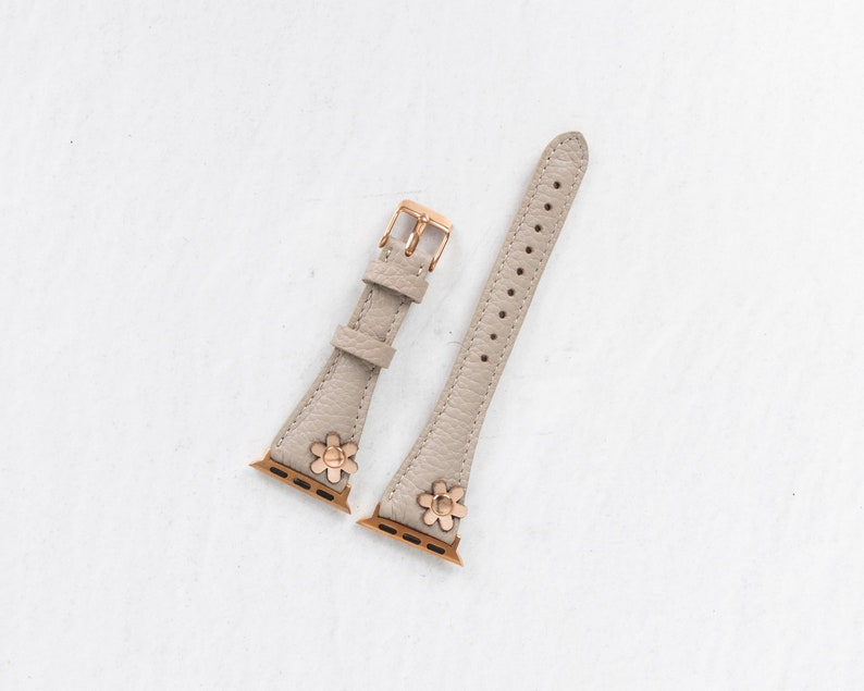 Correa fina de cuero beige con diseño floral para Apple Watch - Compatible con todas las series Apple y Fitbit. Correa de cuero de plena flor para las series 8, 9 y 10. imagen 6