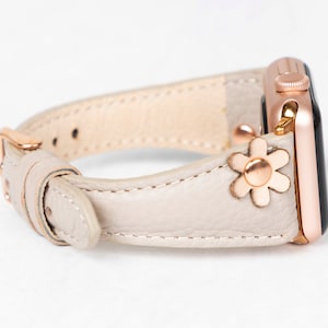 Correa fina de cuero beige con diseño floral para Apple Watch - Compatible con todas las series Apple y Fitbit. Correa de cuero de plena flor para las series 8, 9 y 10. imagen 5