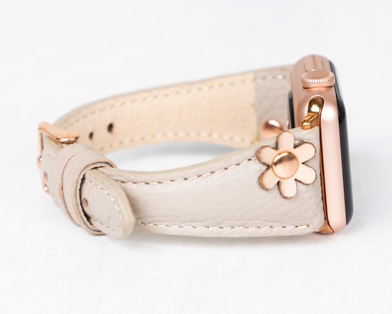 Correa fina de cuero beige con diseño floral para Apple Watch - Compatible con todas las series Apple y Fitbit. Correa de cuero de plena flor para las series 8, 9 y 10. imagen 5