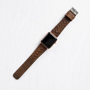 Mörkbrunt handgjort Apple Watch-armband i läder för kvinnor och män - Kompatibelt med alla Apple- och Fitbit Watch-serier - Modern design bild 6