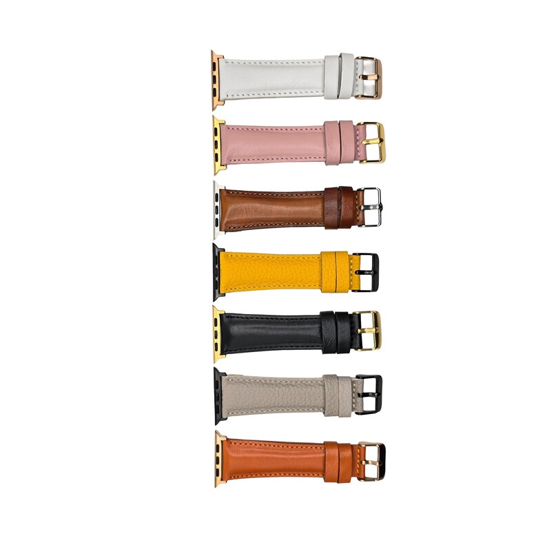 K&ouml;nnte beinhalten: Sieben Leder-Armb&auml;nder in verschiedenen Farben: Wei&szlig;, Rosa, Braun, Gelb, Schwarz, Grau und Orange. Jedes Armband hat eine Schnalle und einen Verbinder in Gold-, Schwarz- oder Silbert&ouml;nen.