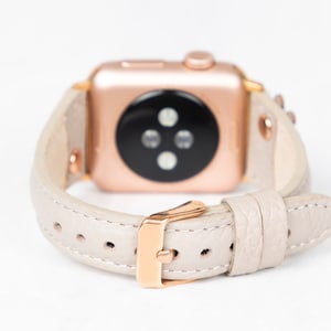 Correa fina de cuero beige con diseño floral para Apple Watch - Compatible con todas las series Apple y Fitbit. Correa de cuero de plena flor para las series 8, 9 y 10. imagen 2