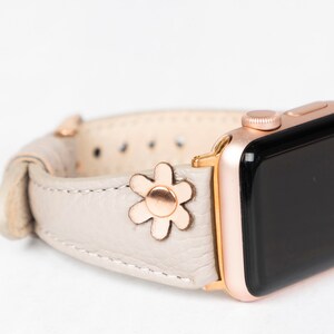 Correa fina de cuero beige con diseño floral para Apple Watch - Compatible con todas las series Apple y Fitbit. Correa de cuero de plena flor para las series 8, 9 y 10. imagen 3