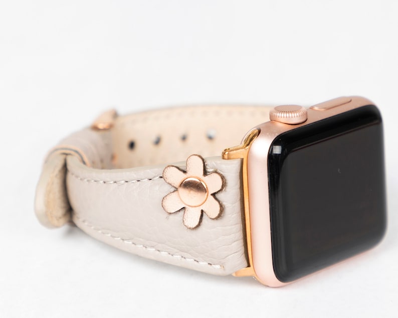 Correa fina de cuero beige con diseño floral para Apple Watch - Compatible con todas las series Apple y Fitbit. Correa de cuero de plena flor para las series 8, 9 y 10. imagen 3