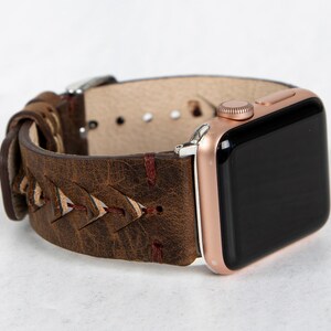 Mörkbrunt handgjort Apple Watch-armband i läder för kvinnor och män - Kompatibelt med alla Apple- och Fitbit Watch-serier - Modern design bild 3