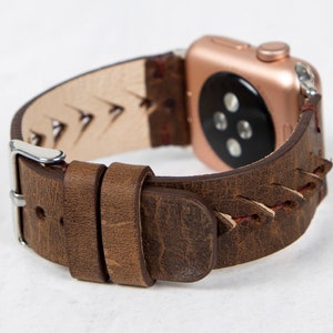Mörkbrunt handgjort Apple Watch-armband i läder för kvinnor och män - Kompatibelt med alla Apple- och Fitbit Watch-serier - Modern design bild 4