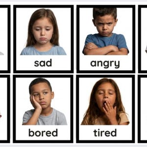 Peut inclure: Un ensemble de huit cartes carrées présentant des photographies d'enfants exprimant diverses émotions. Chaque carte comporte un cadre noir et une étiquette en dessous : happy, sad, angry, scared, excited, bored, tired et grumpy en minuscules.