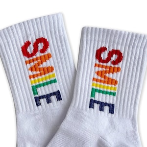 Regenbogen Lächeln Slogan Socken, fröhliche Socken, Strumpffüller, glückliche Socken, positive Vibes Geschenk, Regenbogen Mode, Regenbogen Geschenk, Regenbogen Socken