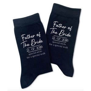Może przedstawiać: Para granatowych skarpet z białym tekstem. Tekst głosi "Father of The Bride", datę "22.07.2026" i "special socks for a special walk".