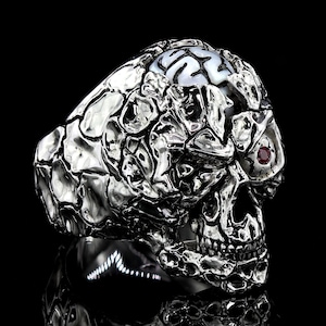 Piratskallering i sterlingsilver: Rubinöga, hjärna av sötvattenspärla