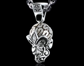 Collar con colgante de calavera de perla tallada: Memento Mori gótico de plata de ley