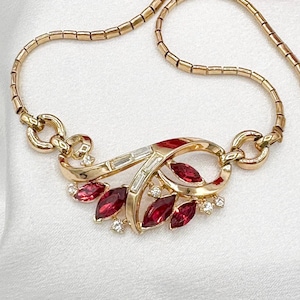 Op de afbeelding: Een set van drie keramische mokken met een gespikkelde, matte afwerking. De mokken zijn in crème, lichtgrijs en donkergrijs. Elke mok heeft een eenvoudig, minimalistisch ontwerp, perfect voor koffie of thee.