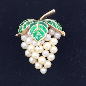 Rare Trifari Gold Grape Cluster Brooch with Green Enamel Leaves – Vintage Signed, Collectible Design