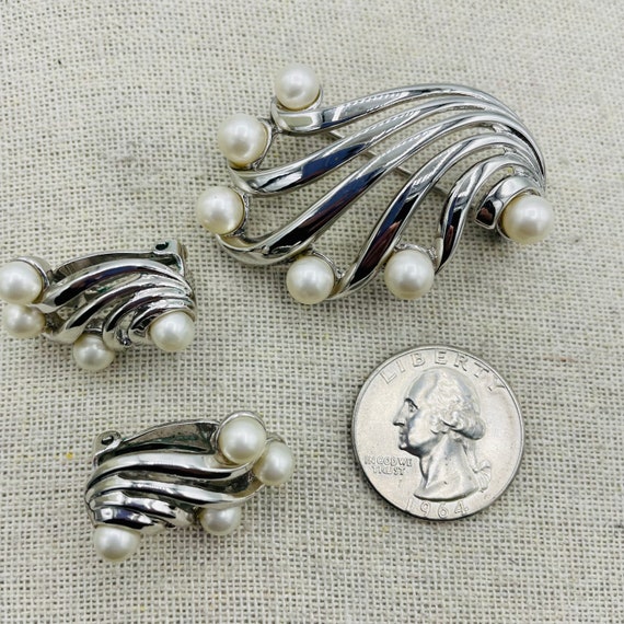 Trifari Wave Pearl Swirl Jewelry Set Brooch Clip … - image 4