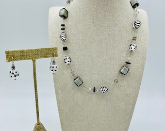 Conjunto de collar y pendientes de cristal veneciano pintados a mano, joyería italiana de estilo vintage con cuentas blancas y negras.
