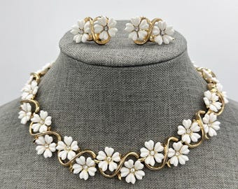 Trifari bloemen sieradenset ketting oorbellen wit emaille strass goudkleur vintage