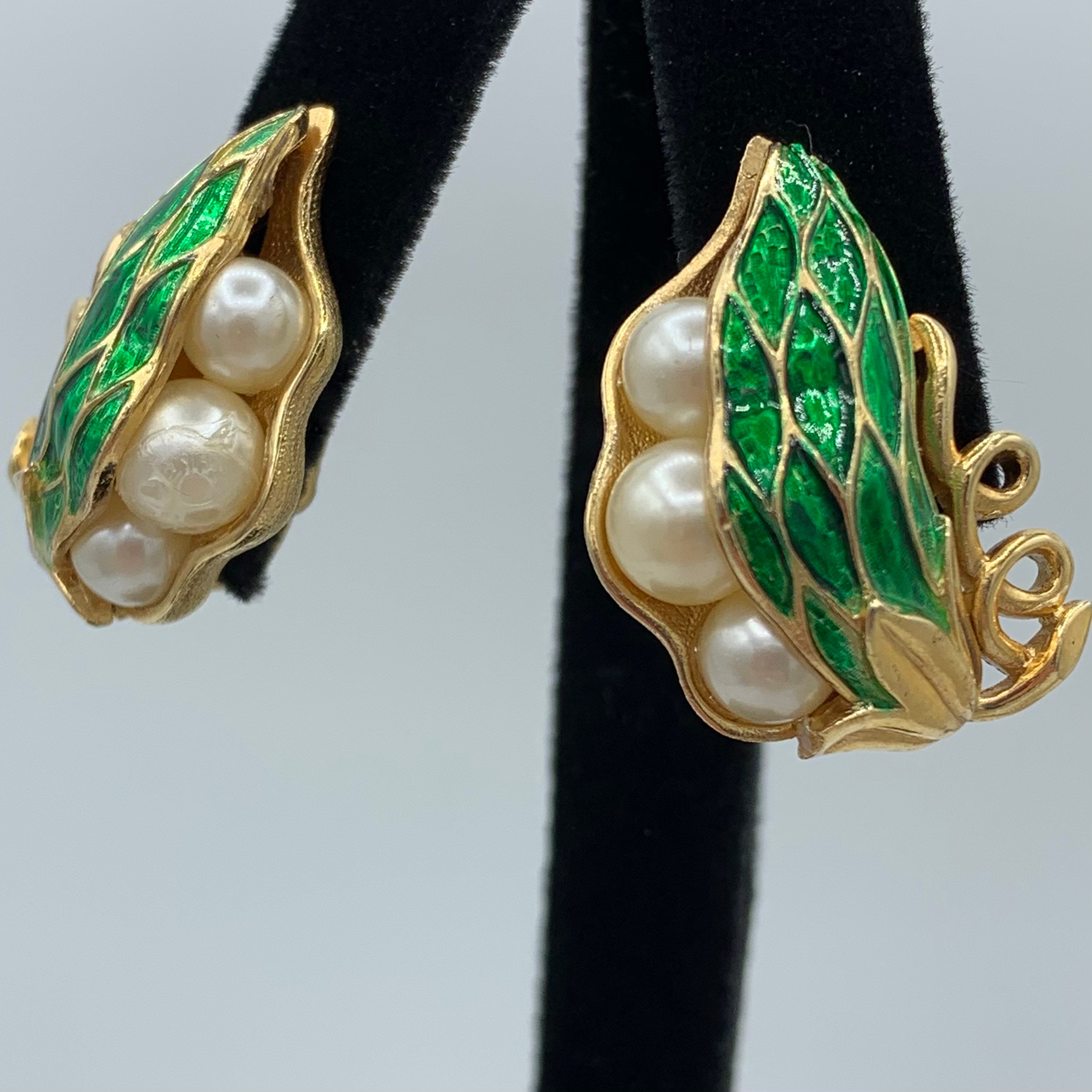 Antique, vintage, designer costume jewelry, fine precious Jewellery.