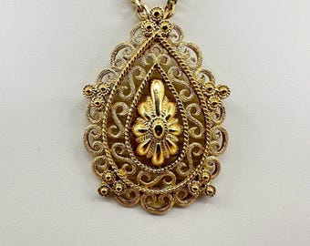 Collana con pendente a goccia Trifari, design a spirale testurizzato color oro, 61 cm, firmata.