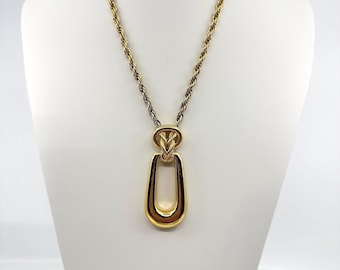 Collana con pendente Trifari color oro, catena a corda articolata, lunghezza 32 pollici, gioiello vintage di tendenza.