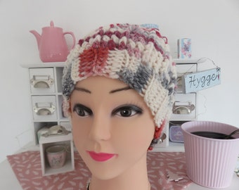 Mütze Damen gehäkelt Beanie Winter warm weich Wolle Ohrenschützer KleineSeligkeiten rustikal ländlich schlicht natur braun rot rosa pink