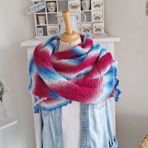 Schultertuch gestrickt bunt Tuch Dreiecktuch Stola Damen rot blau weiß pink kleineSeligkeiten weich warm handmade vegan nachhaltig Geschenk Bild 10