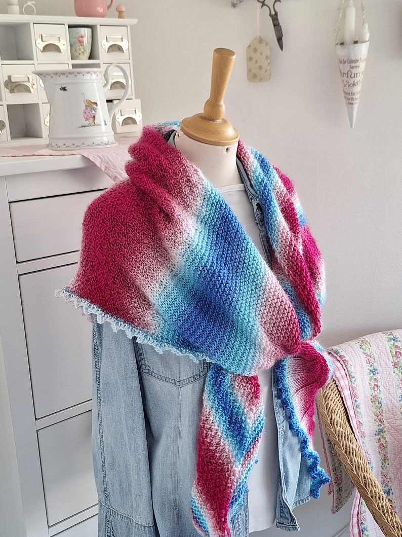 Schultertuch gestrickt bunt Tuch Dreiecktuch Stola Damen rot blau weiß pink kleineSeligkeiten weich warm handmade vegan nachhaltig Geschenk Bild 1