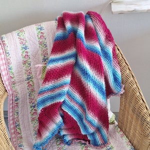 Schultertuch gestrickt bunt Tuch Dreiecktuch Stola Damen rot blau weiß pink kleineSeligkeiten weich warm handmade vegan nachhaltig Geschenk Bild 7