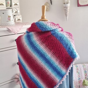 Schultertuch gestrickt bunt Tuch Dreiecktuch Stola Damen rot blau weiß pink kleineSeligkeiten weich warm handmade vegan nachhaltig Geschenk Bild 4