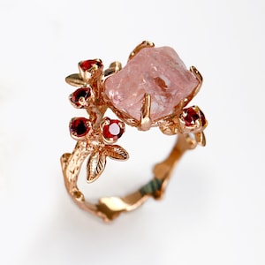 14-18Kソリッドゴールドの未加工ピンクモルガナイトエンゲージリング、女性用、ラフカットクリスタルジェムストーンブランチリーフ自然からインスピレーションを得たユニークなジュエリー