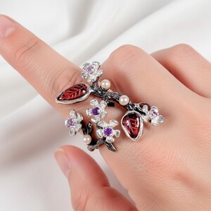 Nature branch ring combining floral aesthetics and handcrafted gemstone artistry.