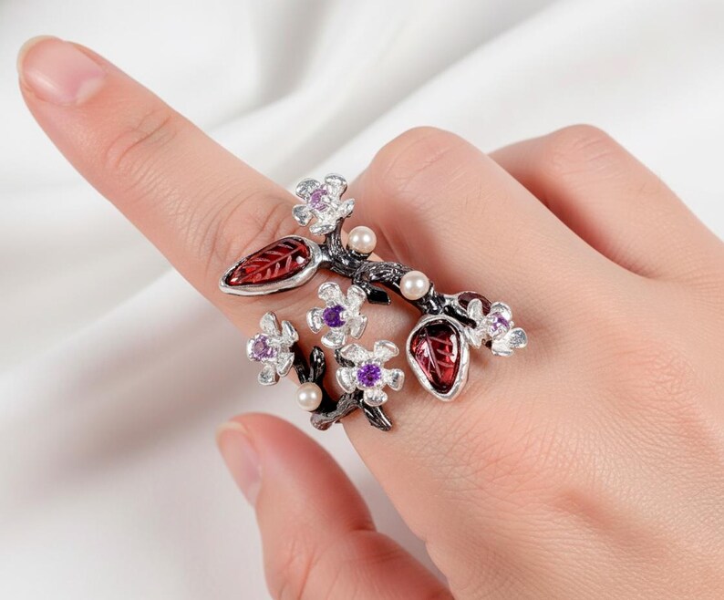 Nature branch ring combining floral aesthetics and handcrafted gemstone artistry.