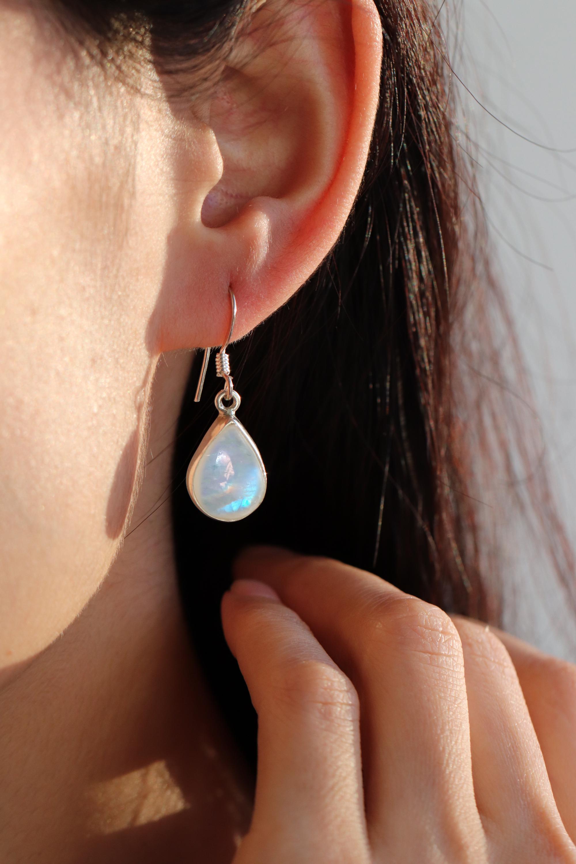Orecchini pendenti in argento sterling con pietra di luna: goccia ondulata, pietra portafortuna di aprile - Italia
