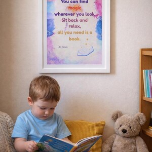 Peut inclure: Un cadre avec une citation de Dr. Seuss : "Vous pouvez trouver de la magie partout où vous regardez, Asseyez-vous et détendez-vous, tout ce dont vous avez besoin est un livre." Un jeune enfant lit un livre, avec un ours en peluche et un coussin jaune.