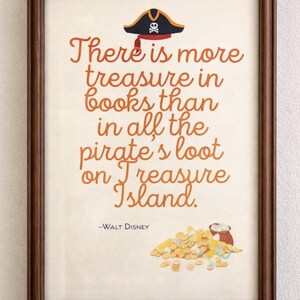 Peut inclure: Impression encadrée avec une citation de Walt Disney : « Il y a plus de trésors dans les livres que dans tout le butin des pirates sur l'île au trésor. » Avec un chapeau de pirate et des pièces d'or.