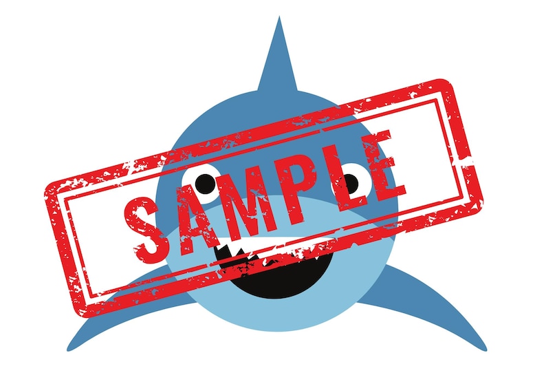 Peut inclure: Illustration de dessin anim&eacute; d'un requin bleu avec un tampon rouge "SAMPLE" sur le visage. Le requin a des dents blanches, des yeux noirs et un fond blanc. Les nageoires du requin sont d'une nuance de bleu plus fonc&eacute;e.