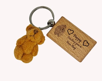 Personalisierter Schlüsselanhänger „Little Pocket Bear Hug“ aus Holz mit Gravur