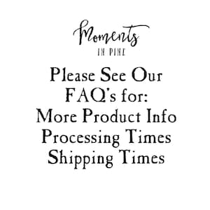 K&ouml;nnte beinhalten: Schwarz-wei&szlig;er Text auf wei&szlig;em Hintergrund, der "Moments in Pine" und "Bitte sehen Sie unsere FAQ f&uuml;r: Weitere Produktinformationen Bearbeitungszeit Versandzeiten" lautet.