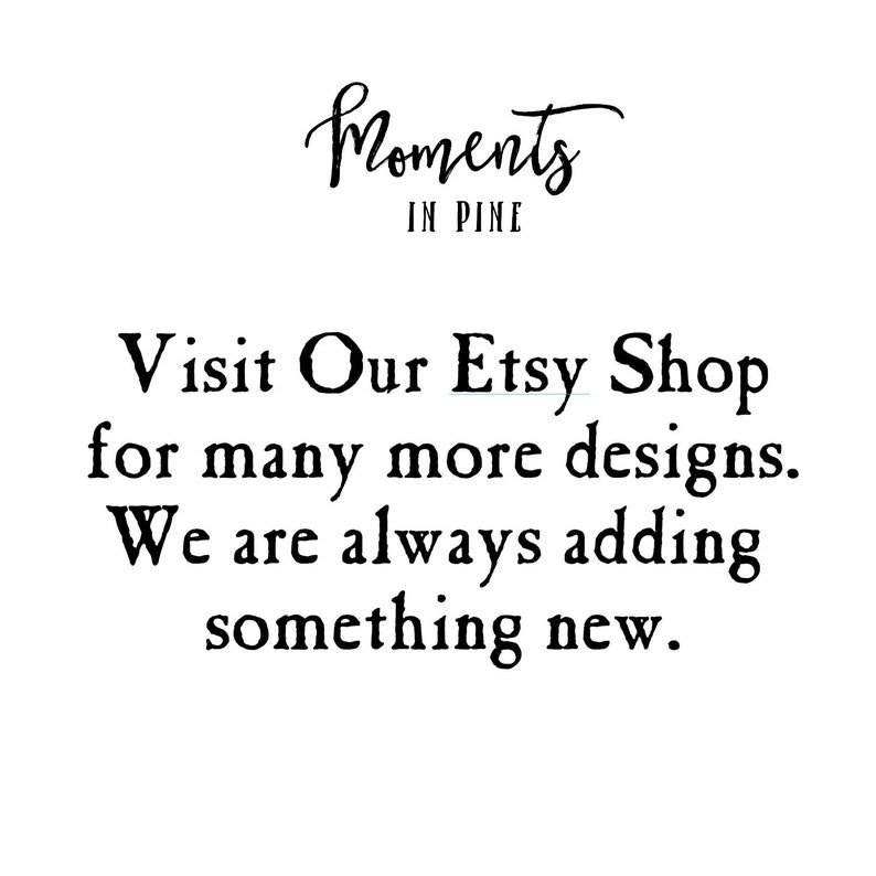 K&ouml;nnte beinhalten: Schwarz-wei&szlig;er Text auf wei&szlig;em Hintergrund, der "Moments in Pine" und "Besuchen Sie unseren Etsy Shop f&uuml;r viele weitere Designs. Wir f&uuml;gen immer etwas Neues hinzu." lautet.